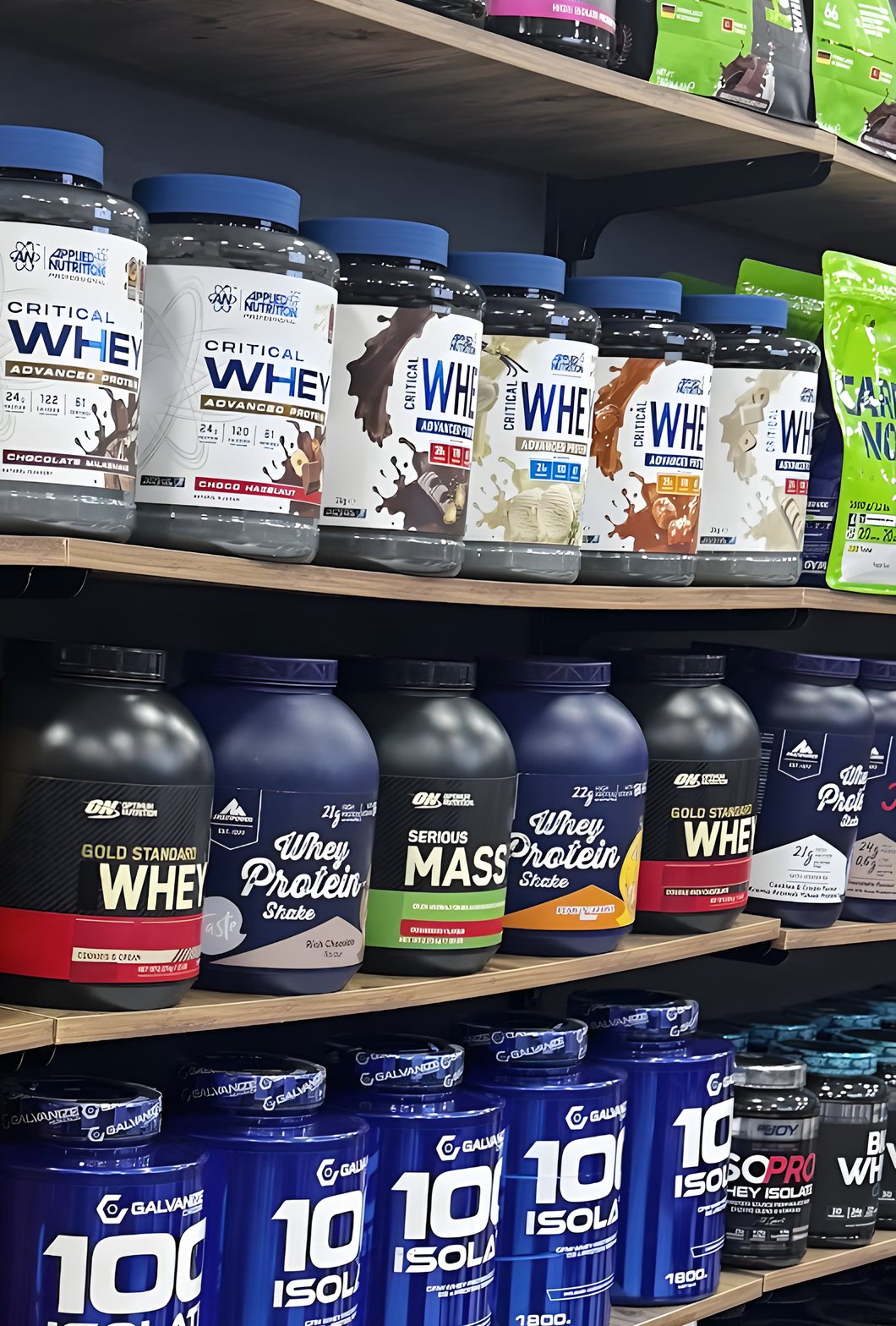 Safranbolu mağazasının rafları: protein tozları yan yana